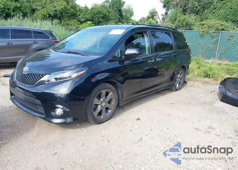 2015 Toyota Sienna Se 8 Passenger z USA, uszkodzony, nr VIN 5TDXK3DC5FS641004